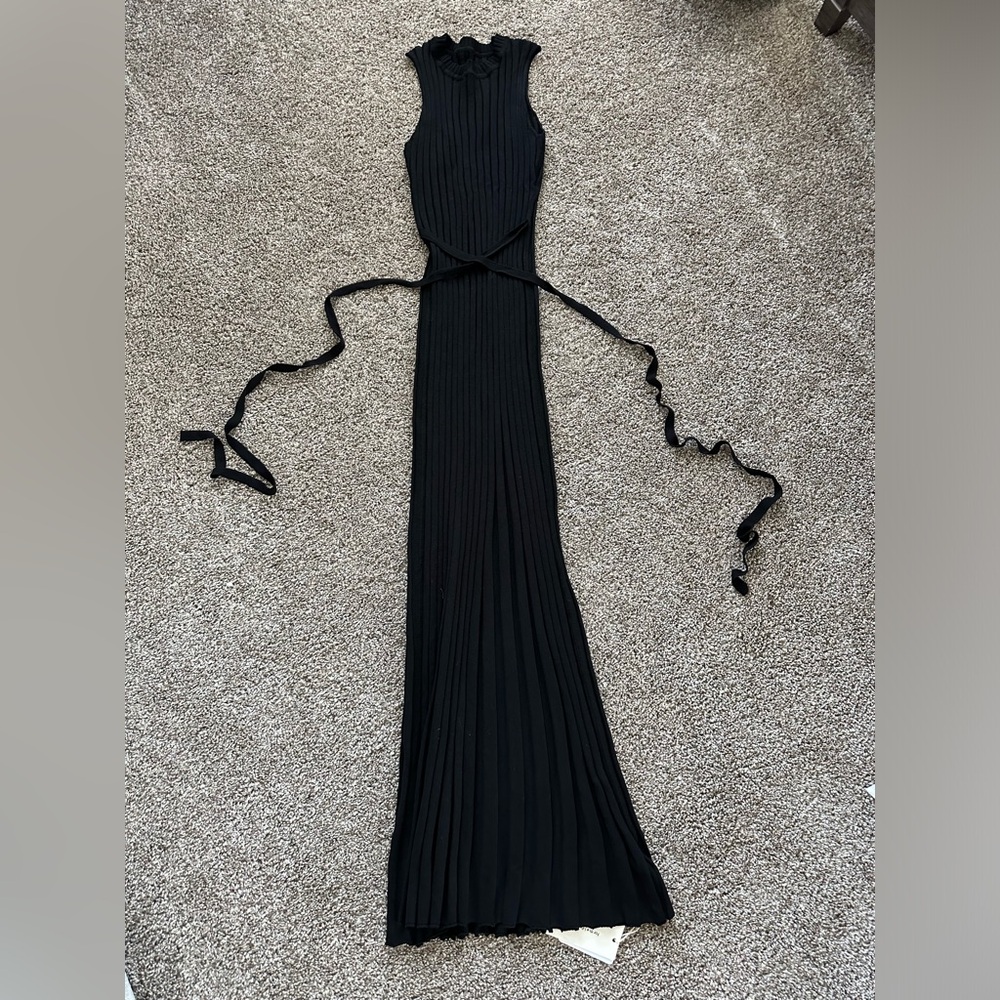 Stretchy black dress with waist tie